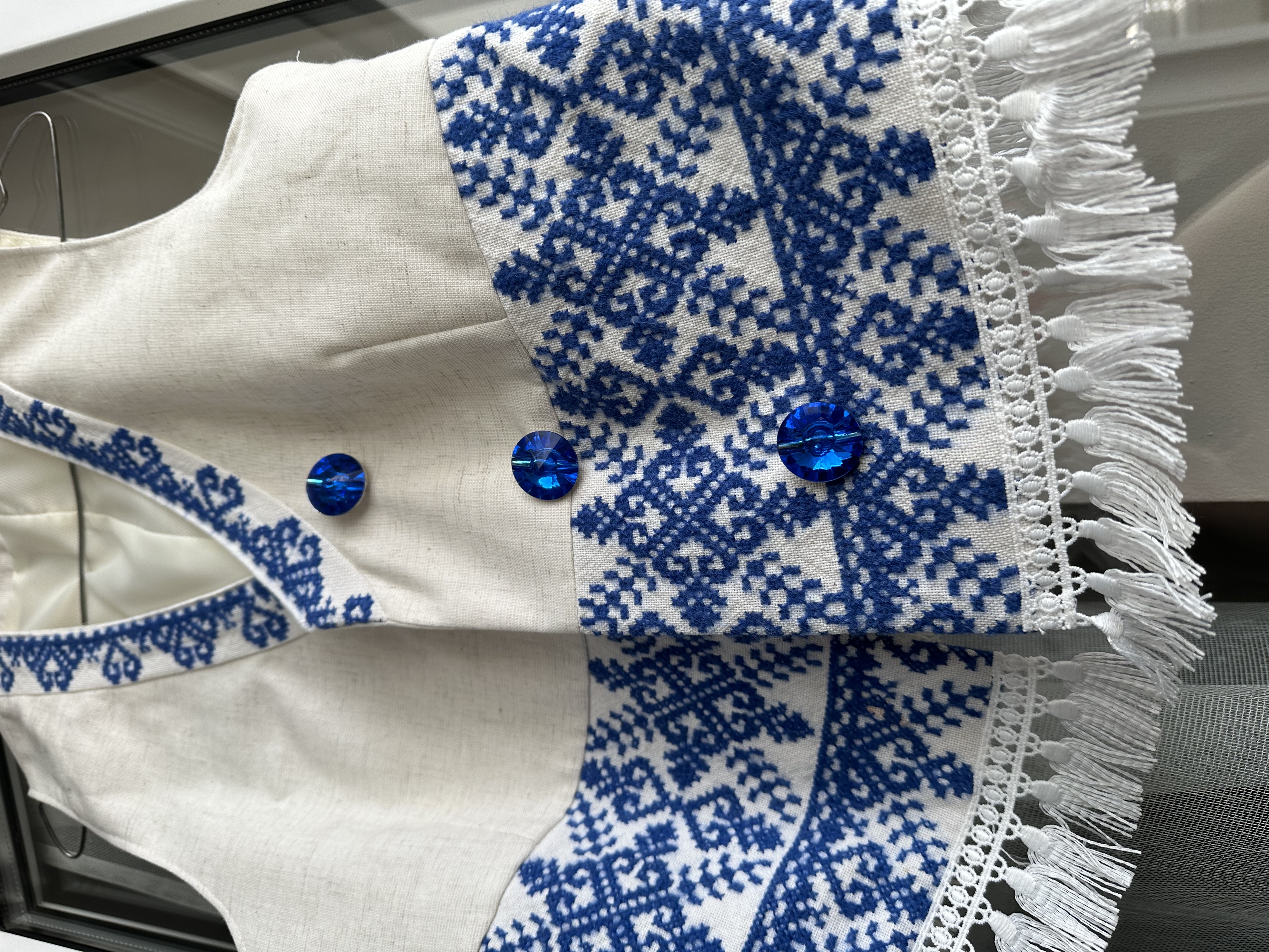 Модна жилетка з елементами старовини.